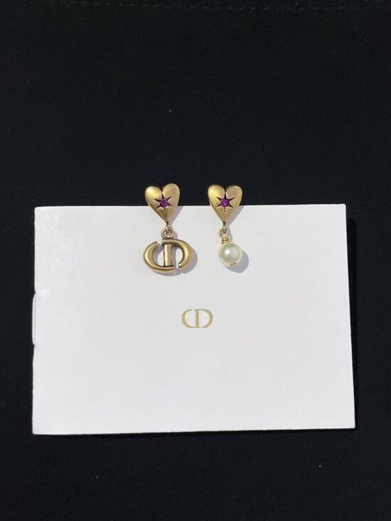 That “antique effect” 🤣🤣 Apparently there is a Lady Dior  Dior Vintage distressed finish is super unique!
